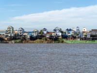 Häuser entlang dem Mekong am Weg nach Koh Chen - Kambodscha